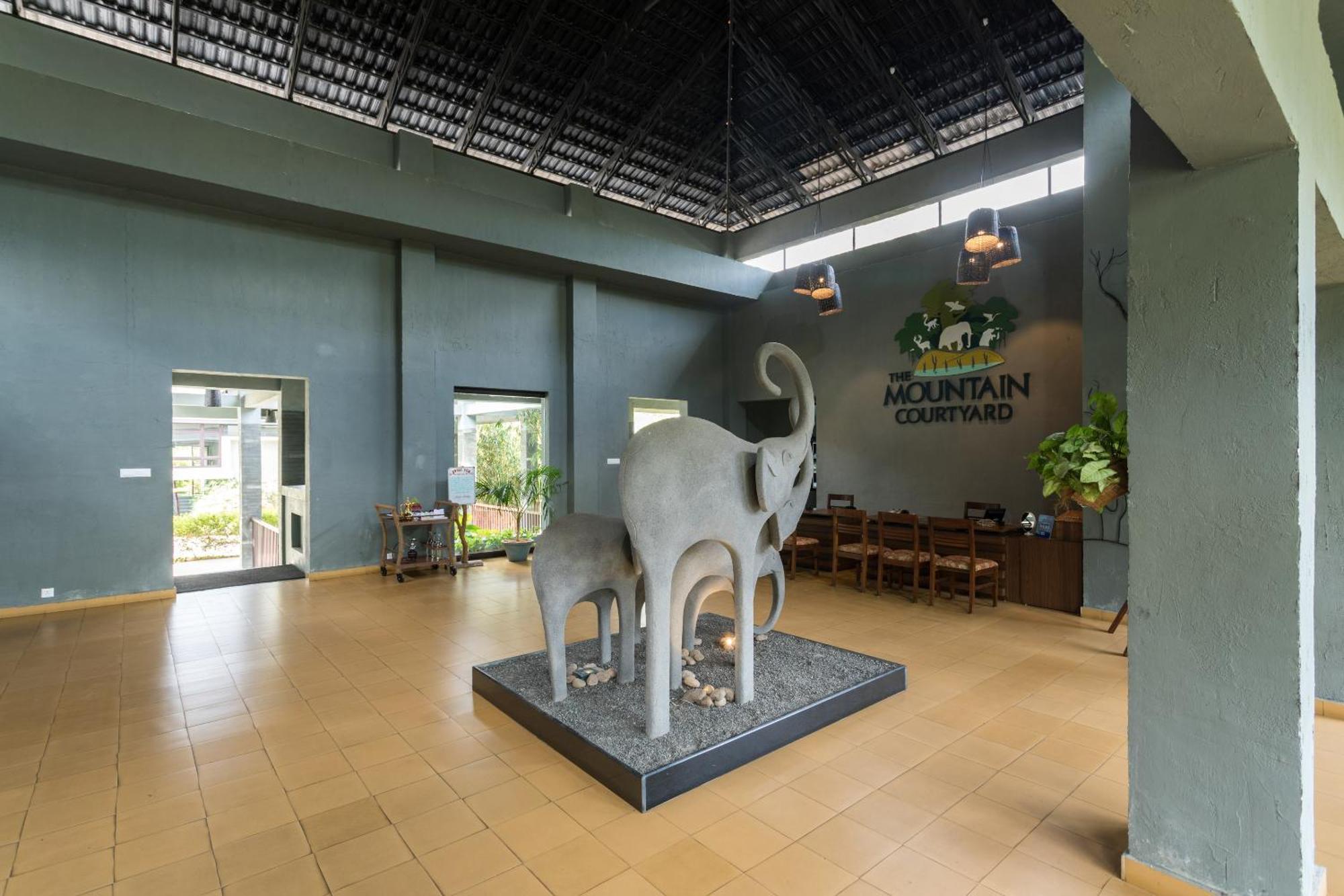 The Mountain Courtyard Thekkady Hotell Exteriör bild
