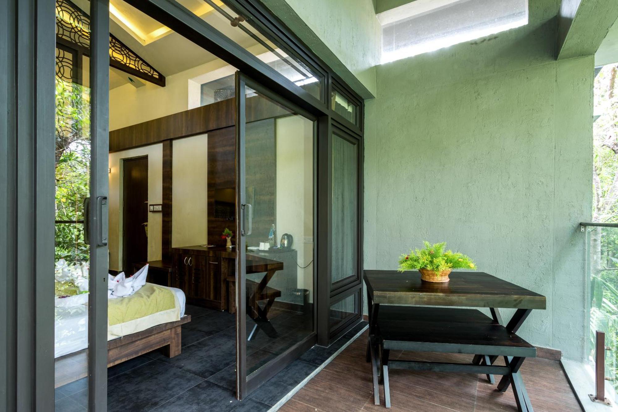 The Mountain Courtyard Thekkady Hotell Exteriör bild