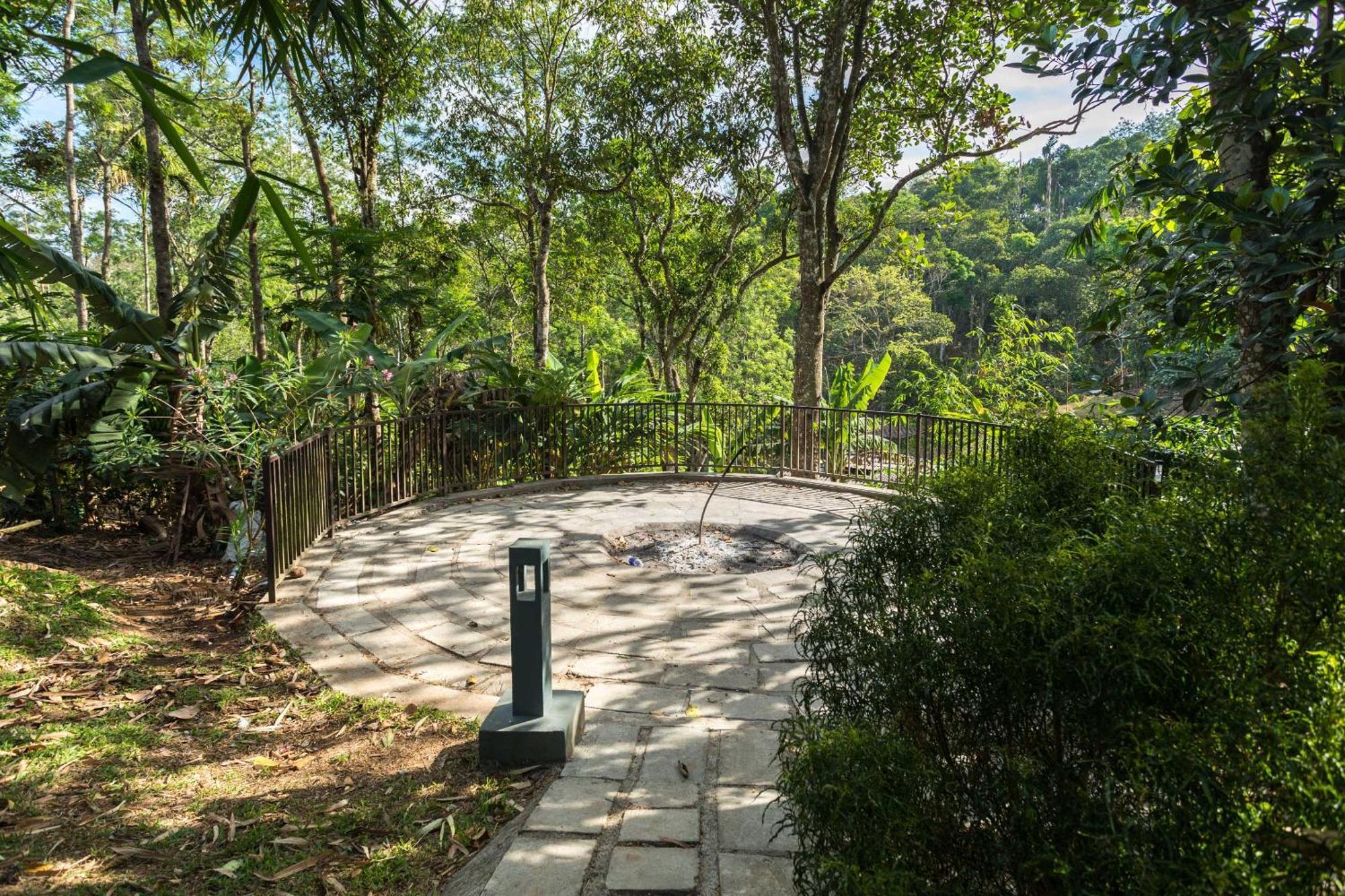 The Mountain Courtyard Thekkady Hotell Exteriör bild