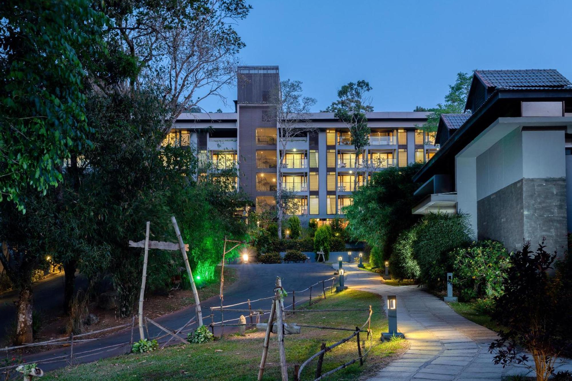 The Mountain Courtyard Thekkady Hotell Exteriör bild