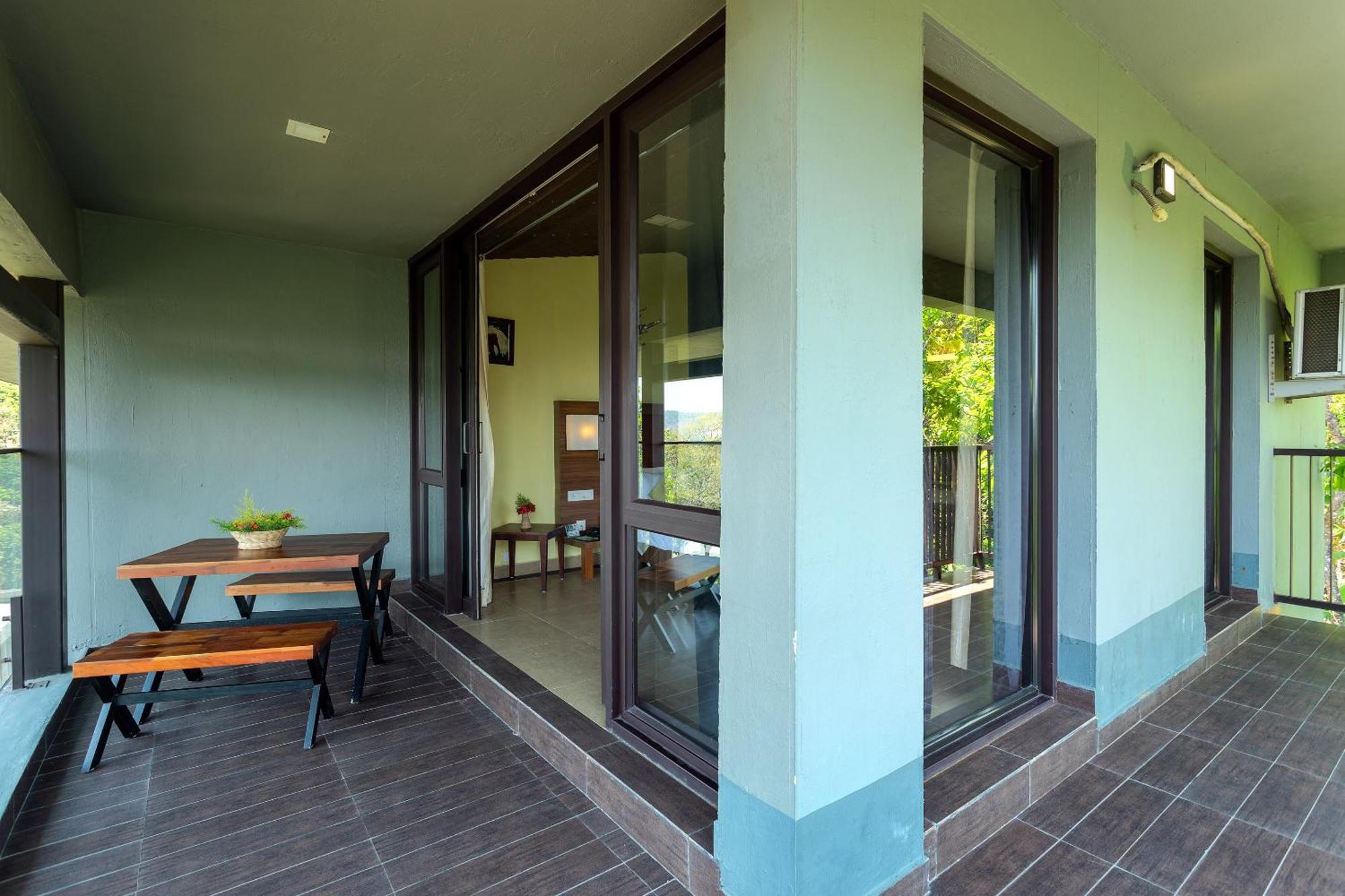 The Mountain Courtyard Thekkady Hotell Exteriör bild