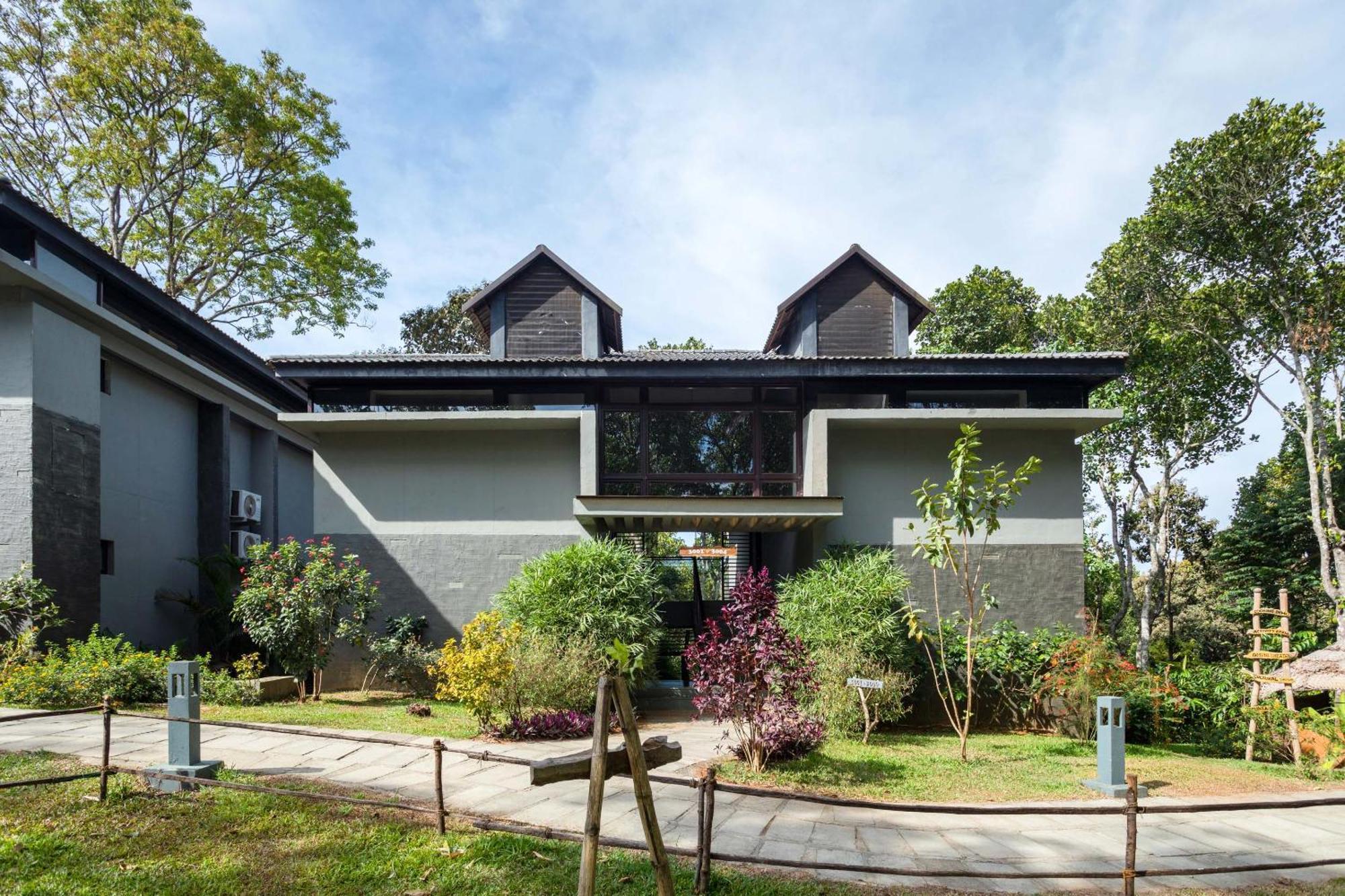 The Mountain Courtyard Thekkady Hotell Exteriör bild