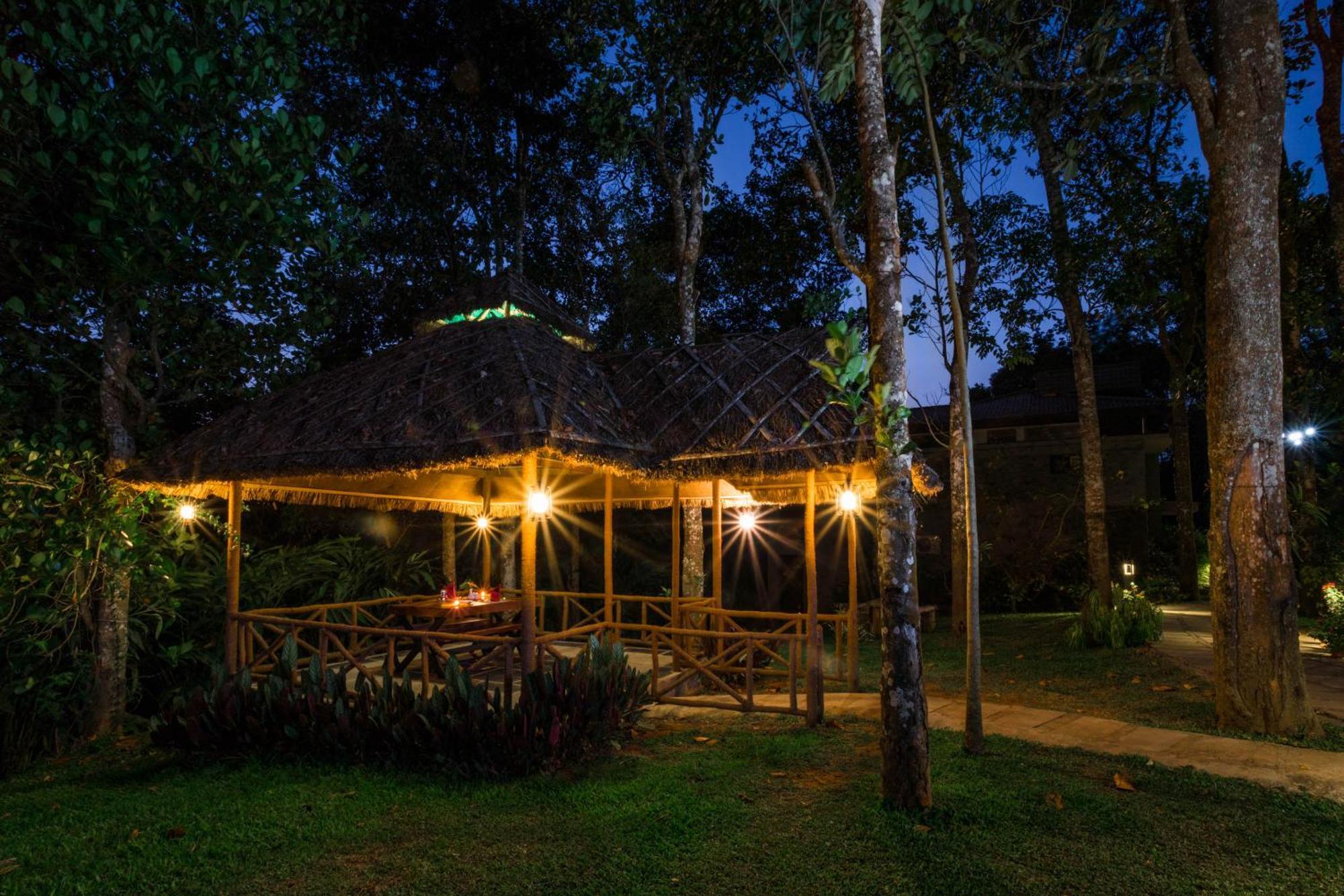 The Mountain Courtyard Thekkady Hotell Exteriör bild