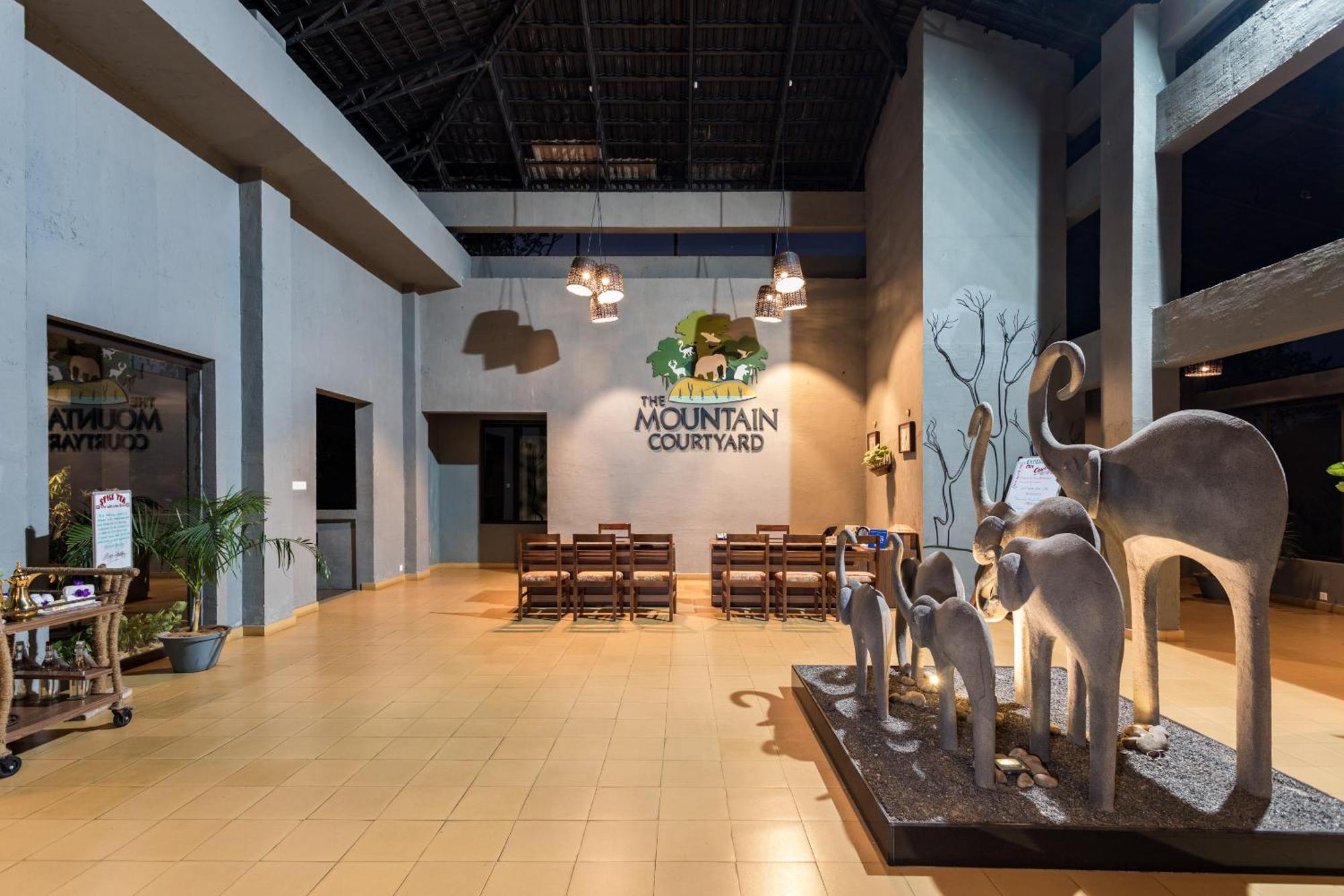 The Mountain Courtyard Thekkady Hotell Exteriör bild