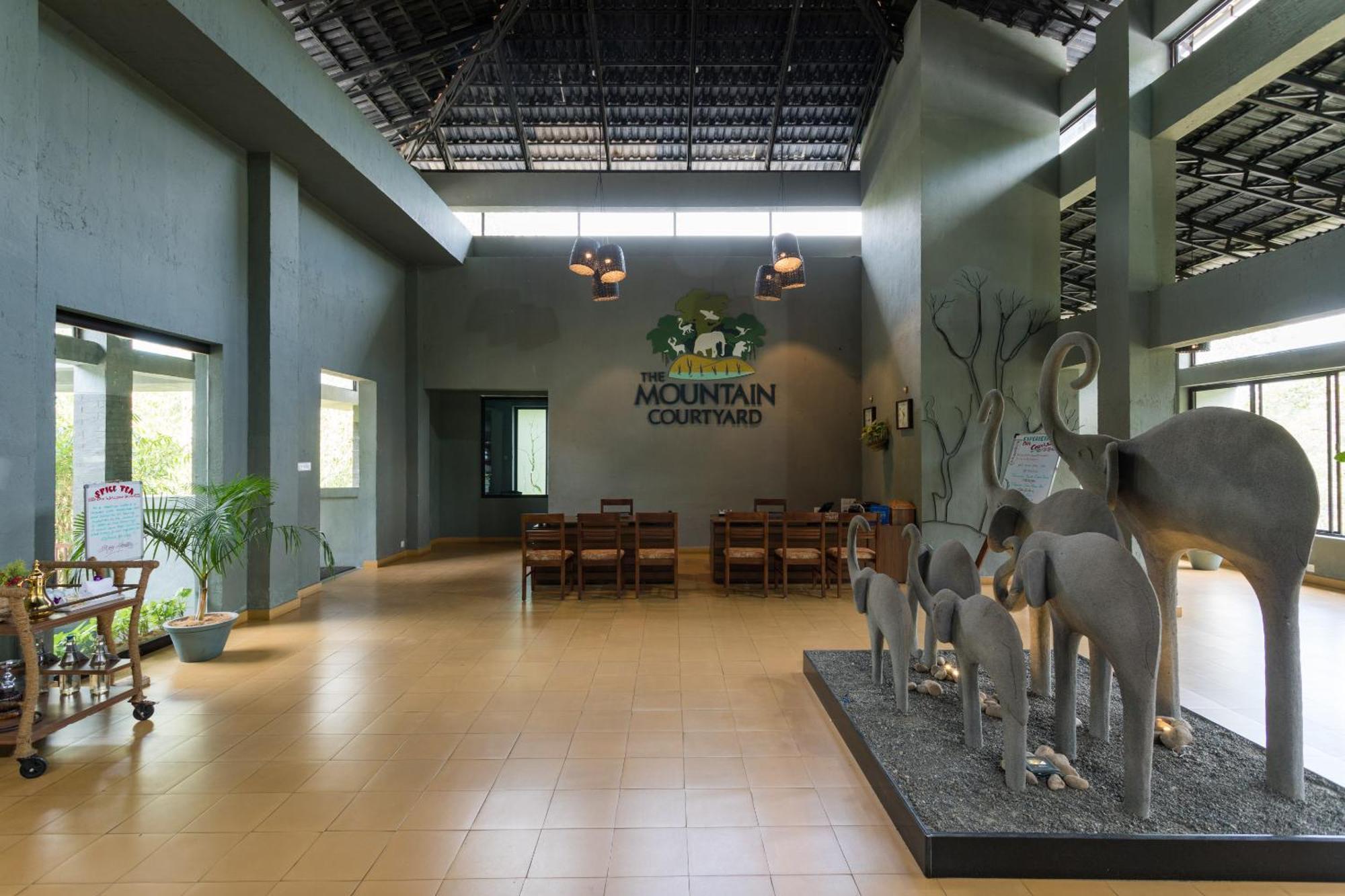 The Mountain Courtyard Thekkady Hotell Exteriör bild