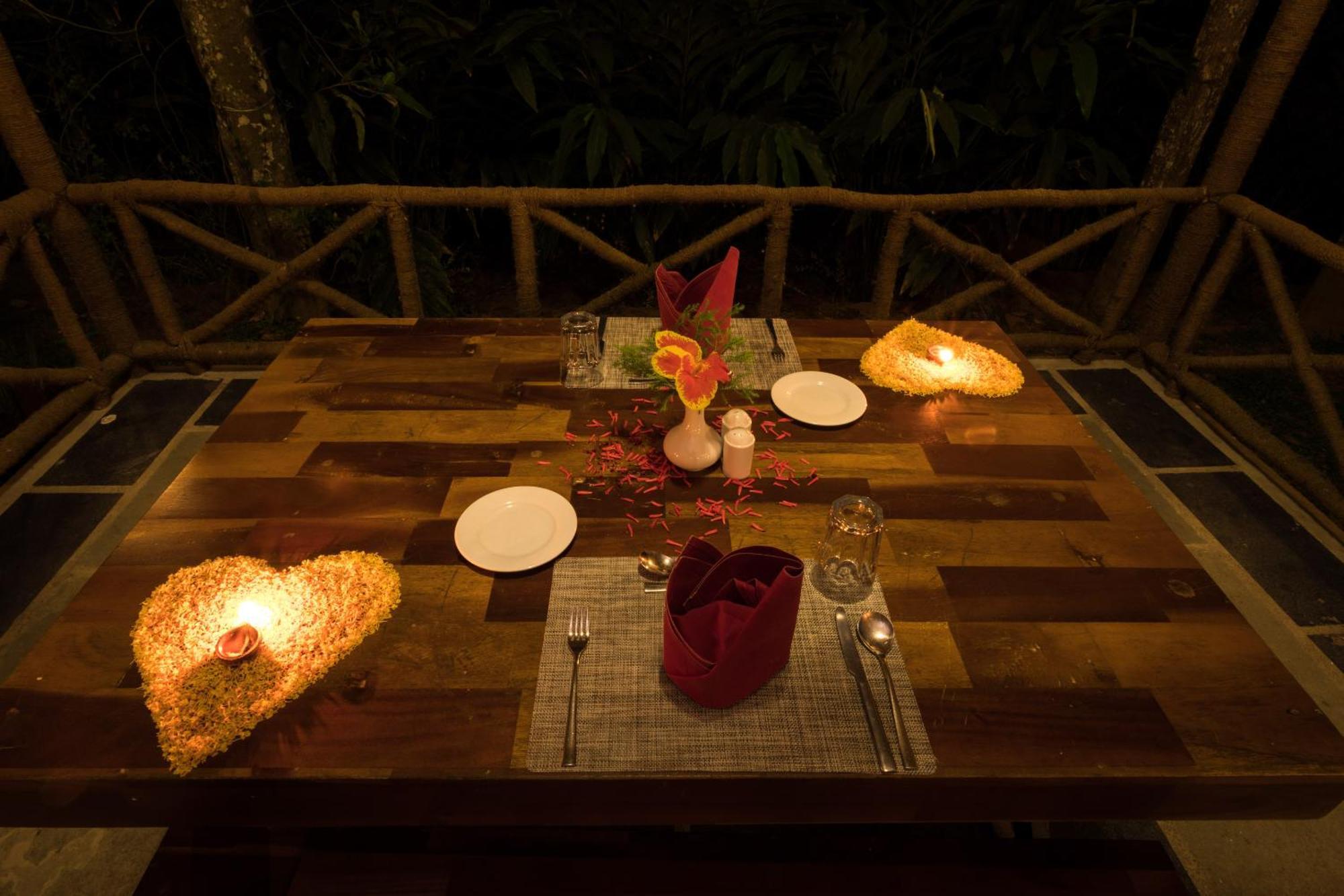 The Mountain Courtyard Thekkady Hotell Exteriör bild