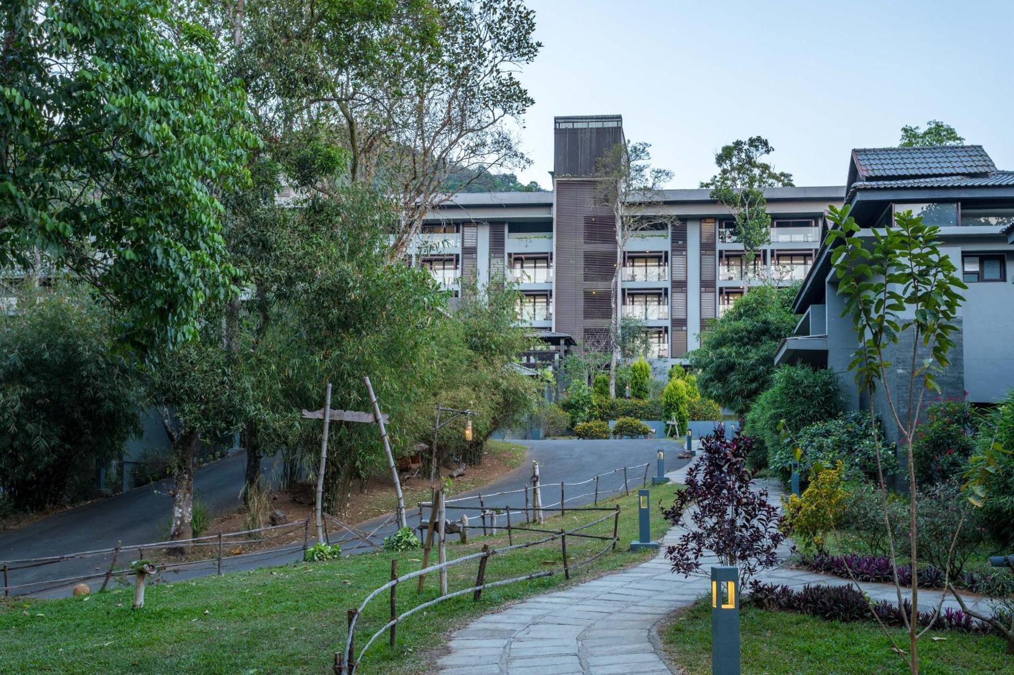 The Mountain Courtyard Thekkady Hotell Exteriör bild