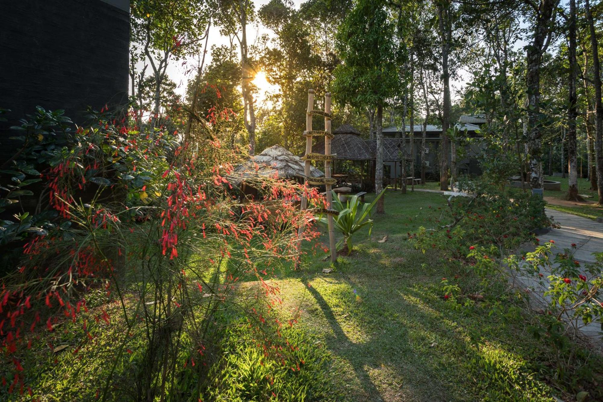 The Mountain Courtyard Thekkady Hotell Exteriör bild