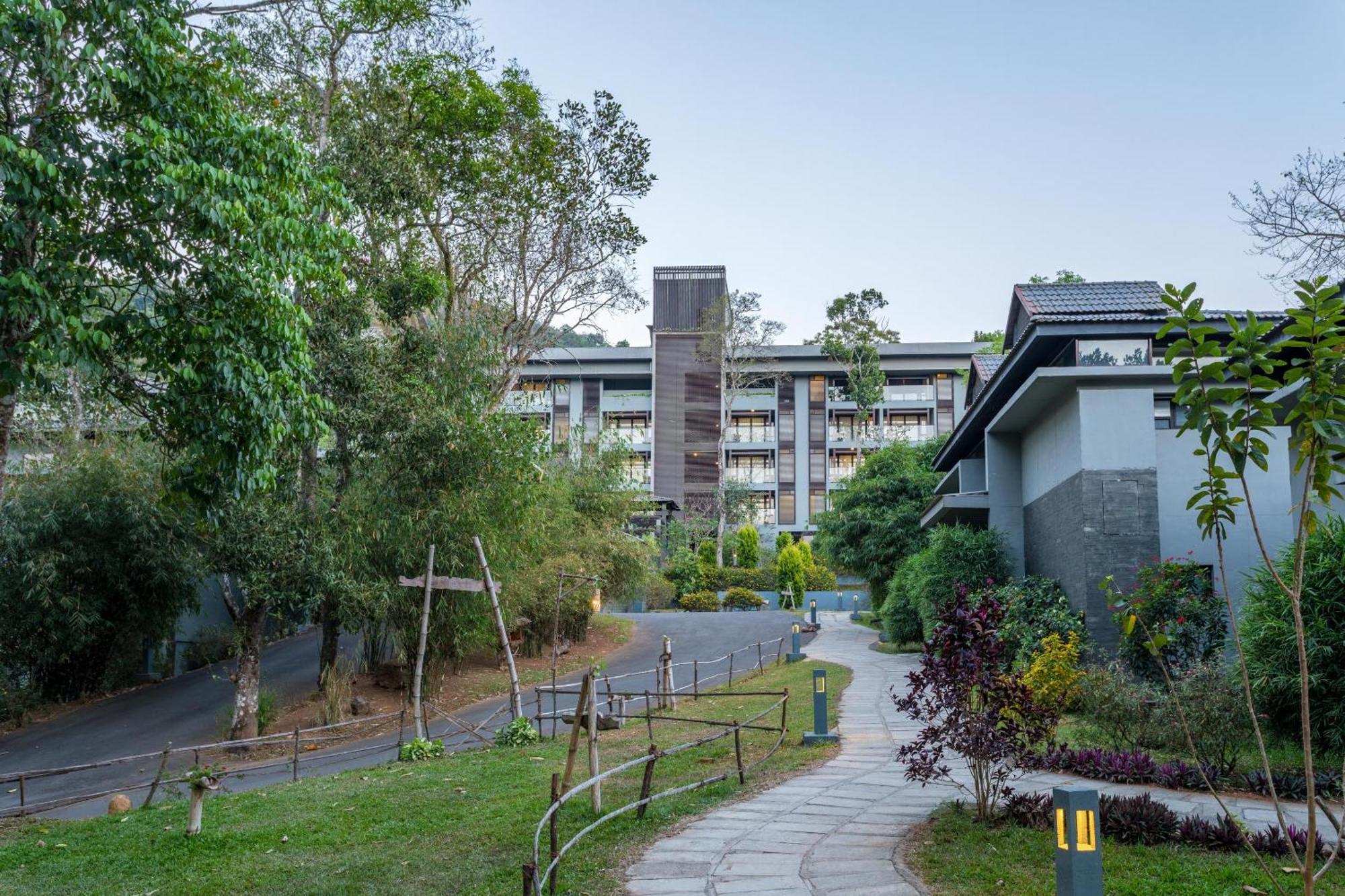 The Mountain Courtyard Thekkady Hotell Exteriör bild