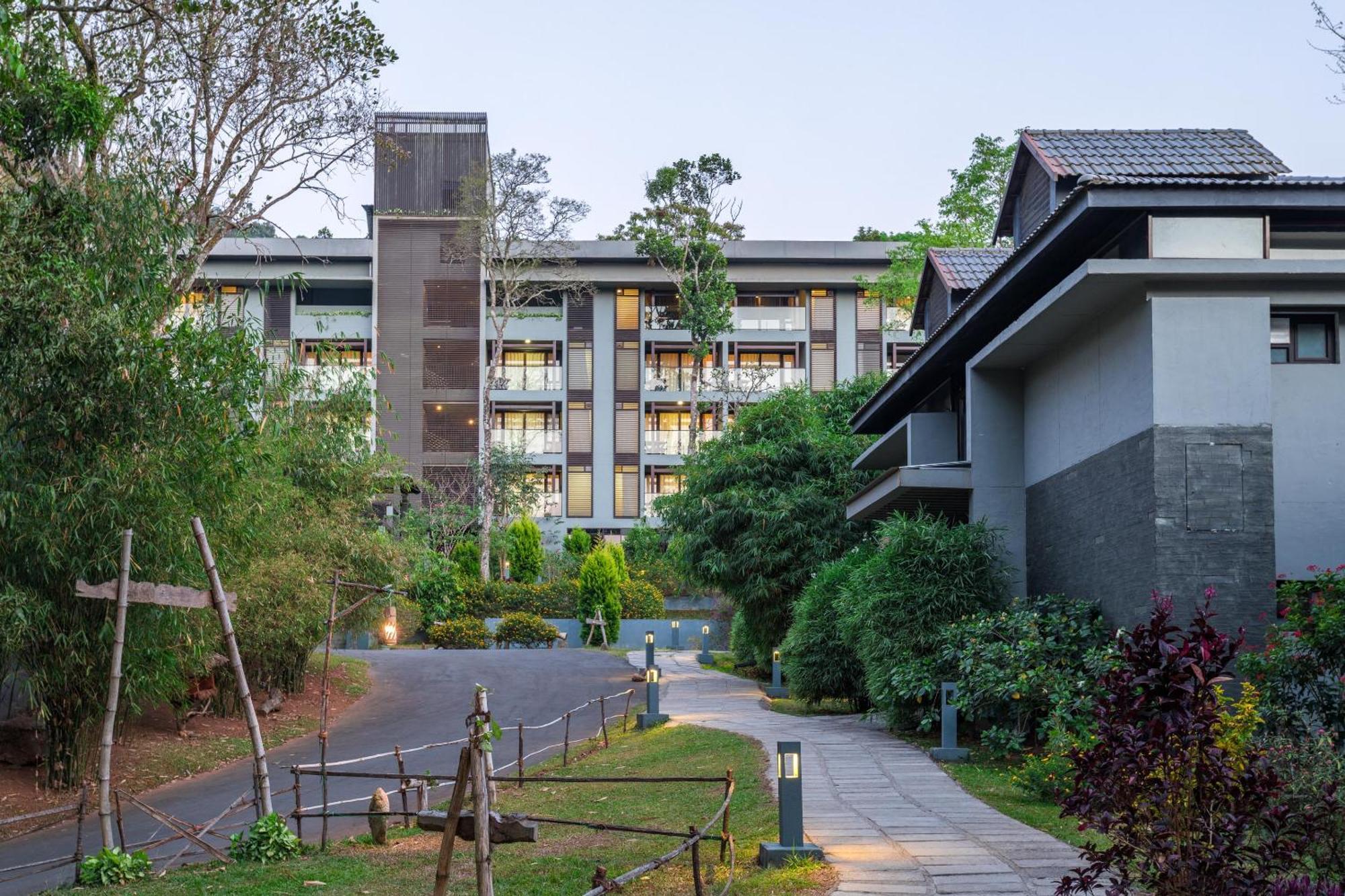 The Mountain Courtyard Thekkady Hotell Exteriör bild