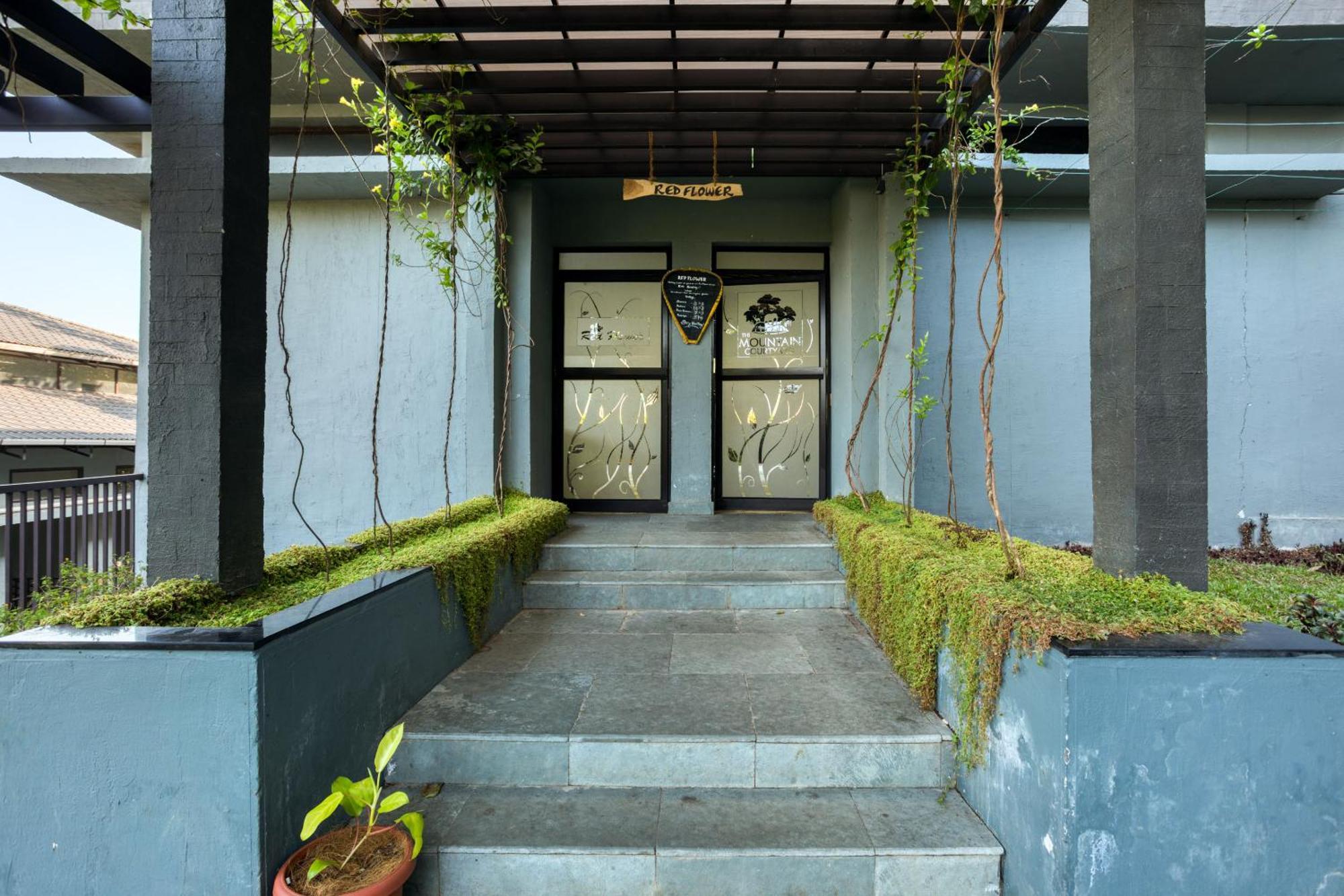 The Mountain Courtyard Thekkady Hotell Exteriör bild