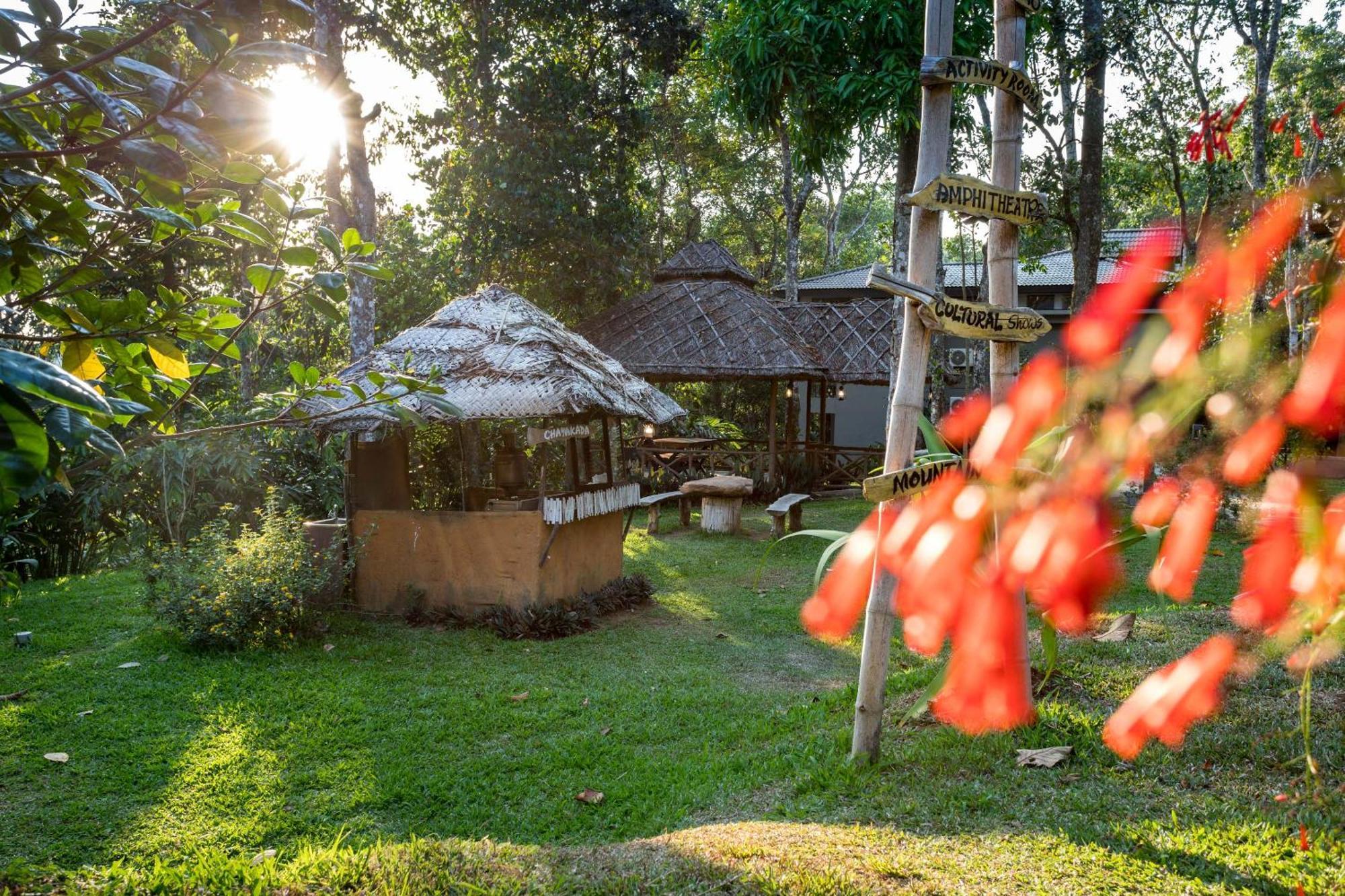 The Mountain Courtyard Thekkady Hotell Exteriör bild