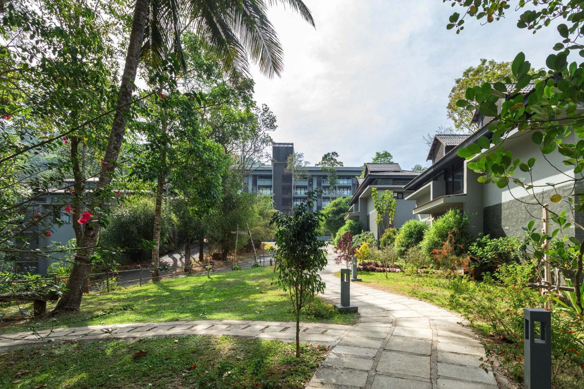 The Mountain Courtyard Thekkady Hotell Exteriör bild