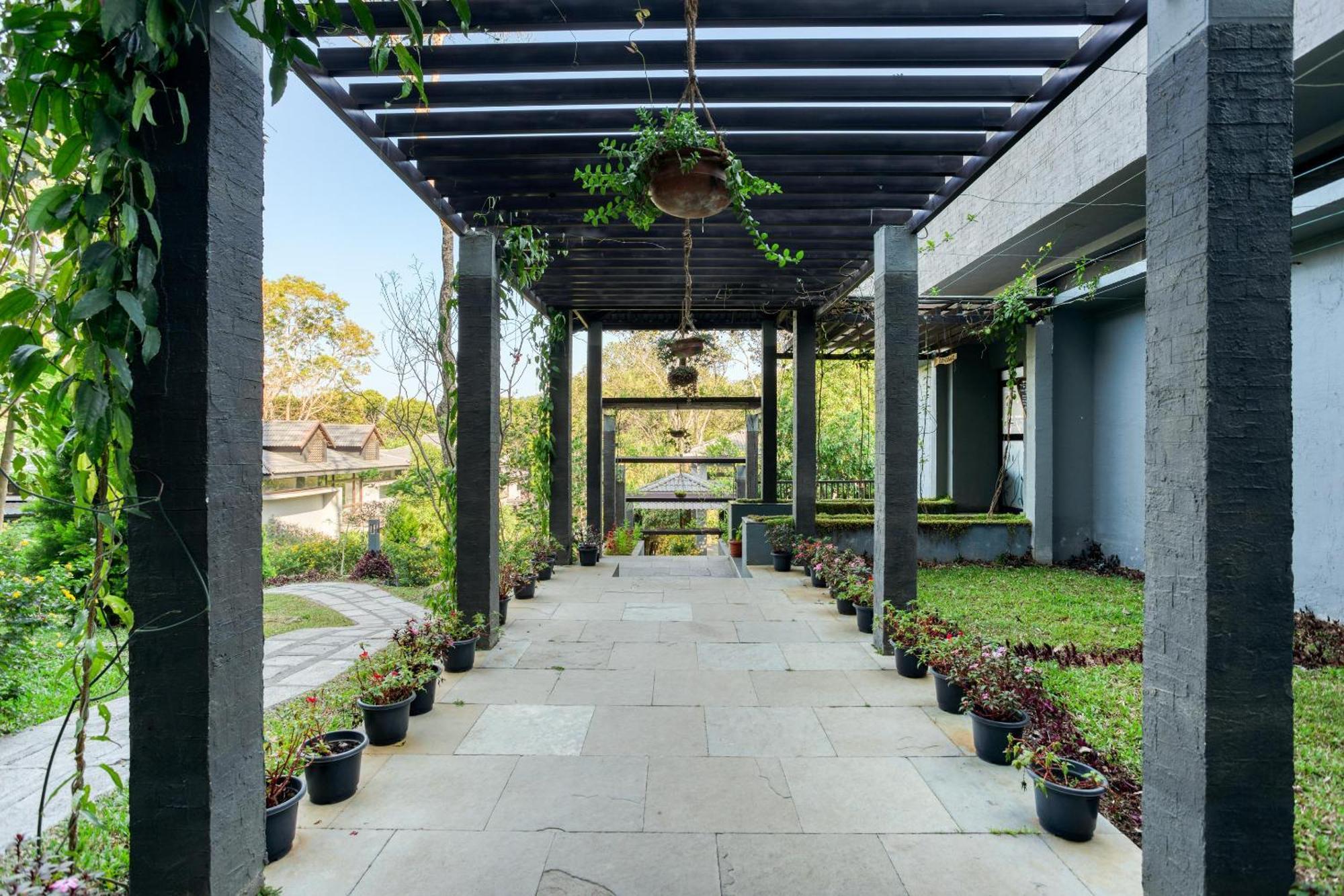 The Mountain Courtyard Thekkady Hotell Exteriör bild