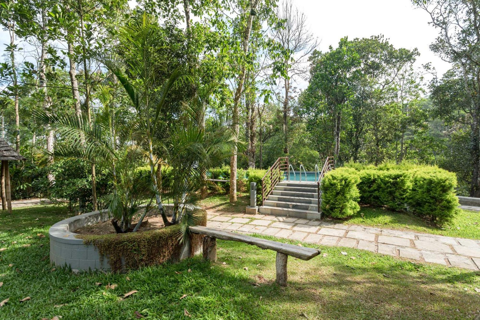 The Mountain Courtyard Thekkady Hotell Exteriör bild