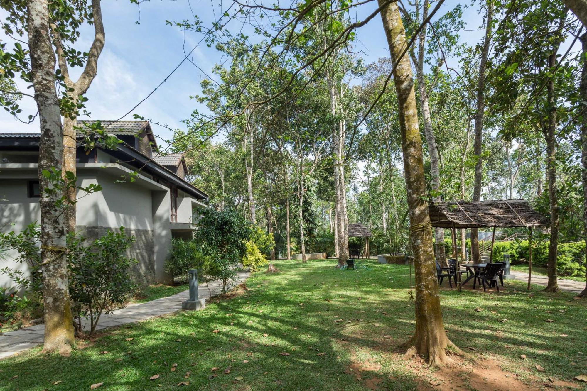 The Mountain Courtyard Thekkady Hotell Exteriör bild
