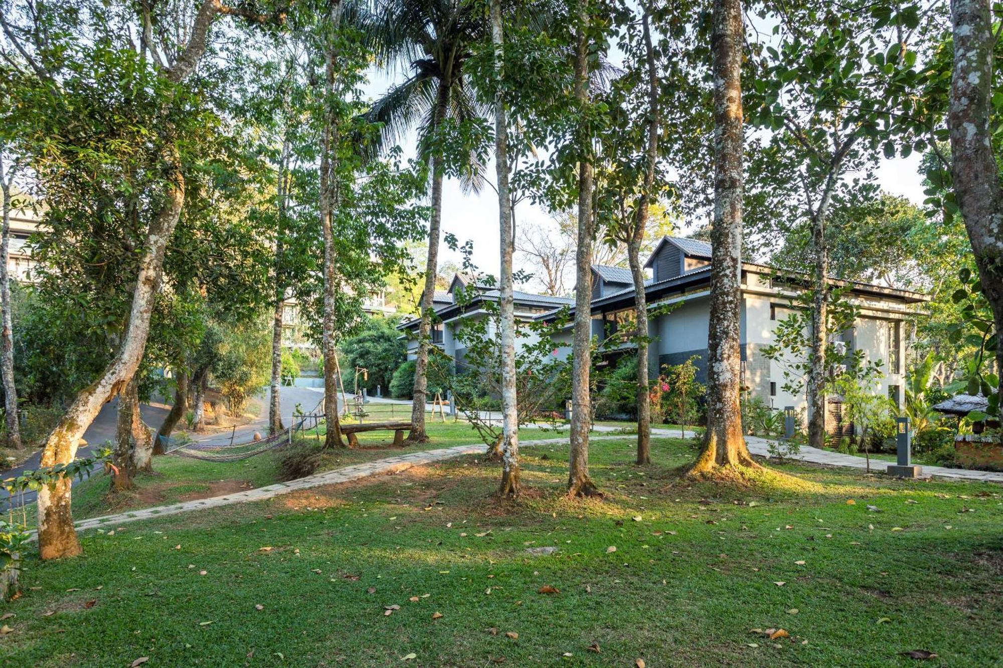 The Mountain Courtyard Thekkady Hotell Exteriör bild