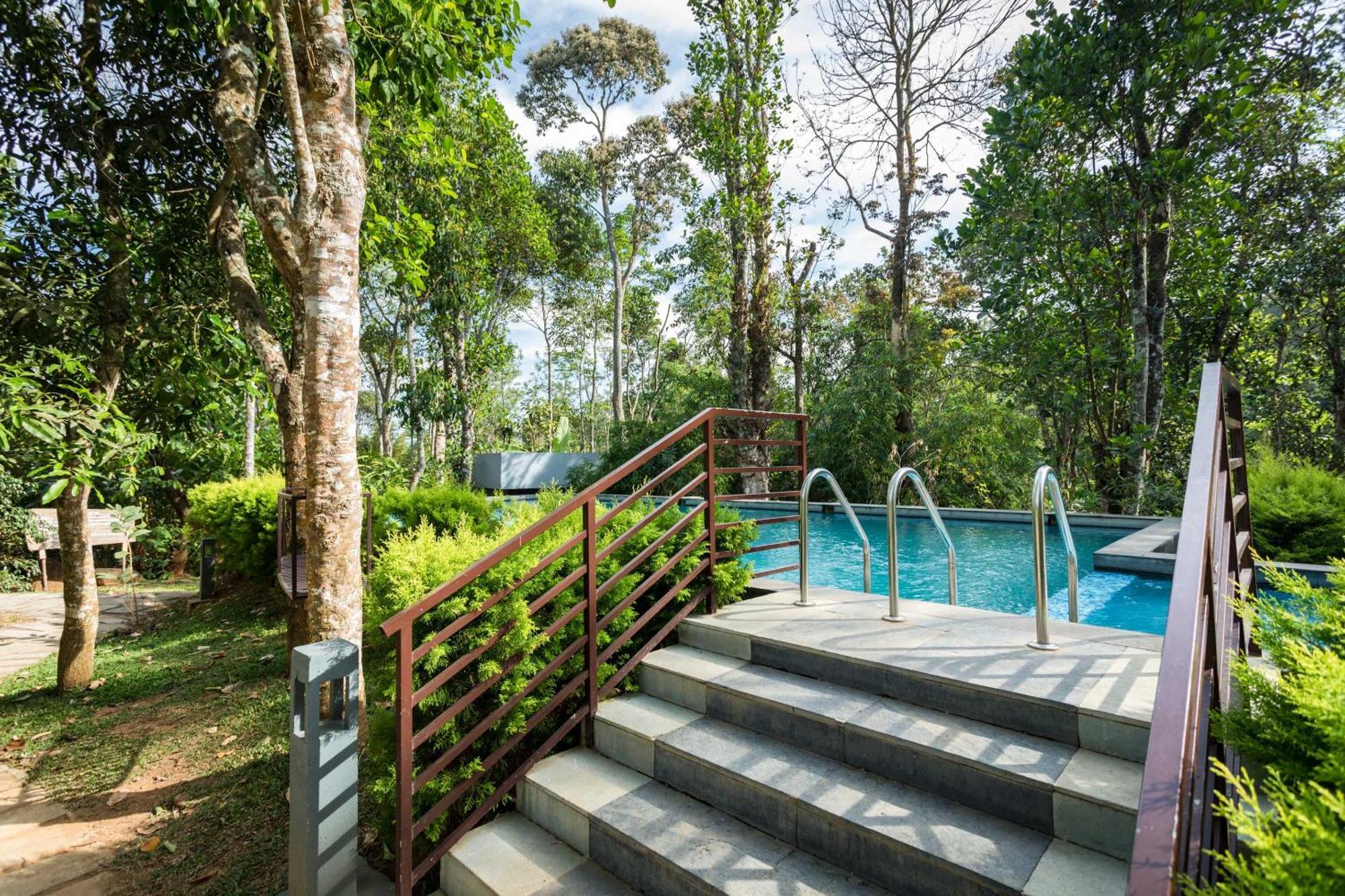 The Mountain Courtyard Thekkady Hotell Exteriör bild