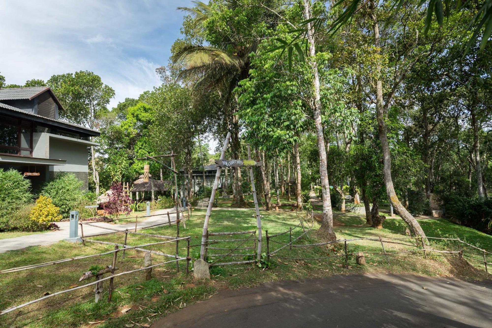 The Mountain Courtyard Thekkady Hotell Exteriör bild