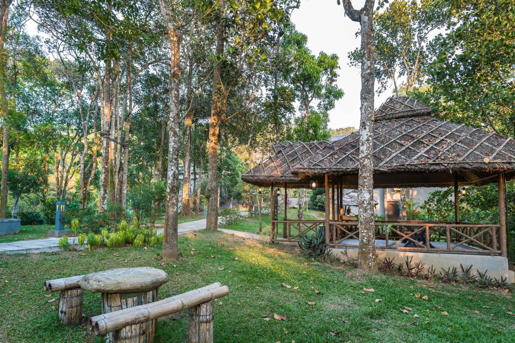 The Mountain Courtyard Thekkady Hotell Exteriör bild