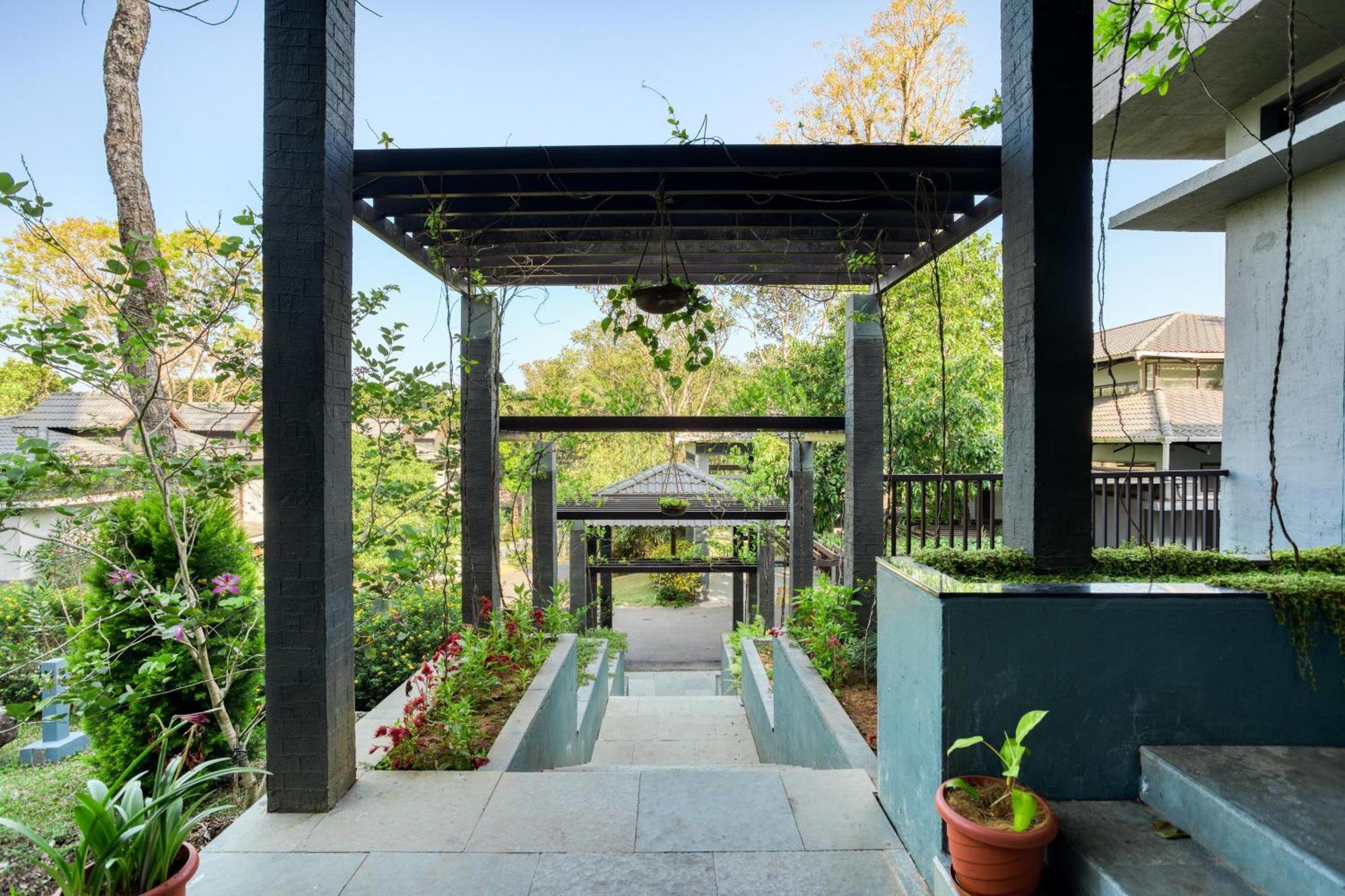 The Mountain Courtyard Thekkady Hotell Exteriör bild