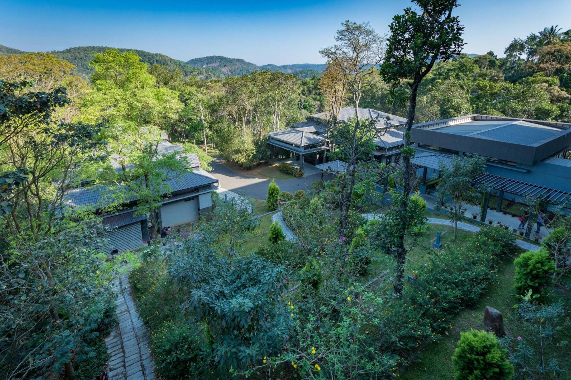 The Mountain Courtyard Thekkady Hotell Exteriör bild