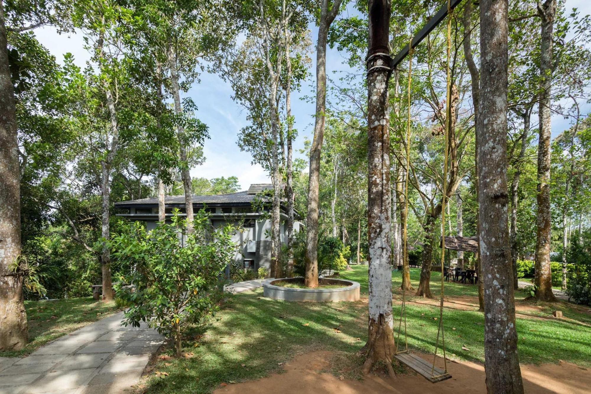 The Mountain Courtyard Thekkady Hotell Exteriör bild